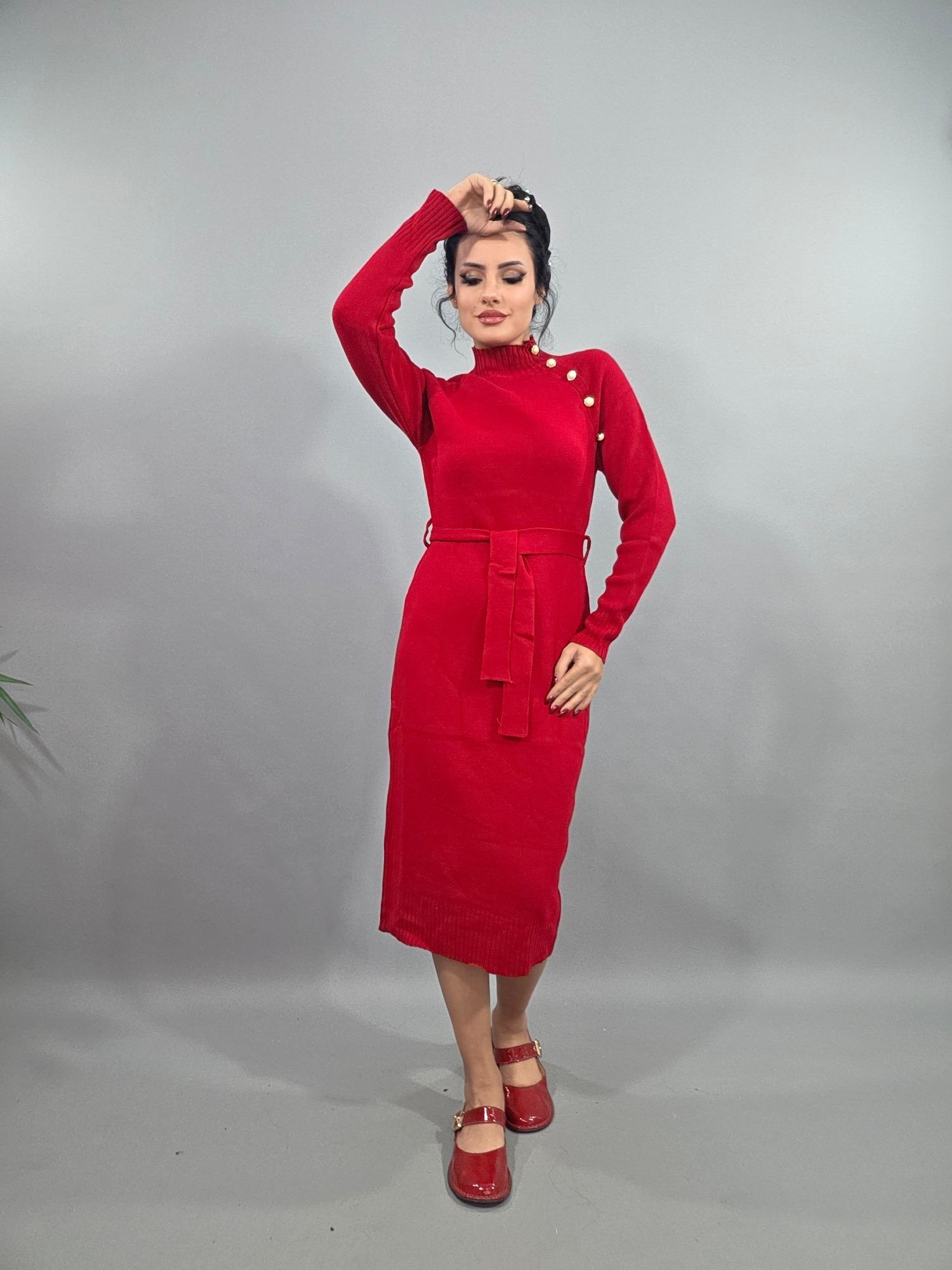 Omuz düğme aksesuarlı kuşaklı midi boy triko elbise